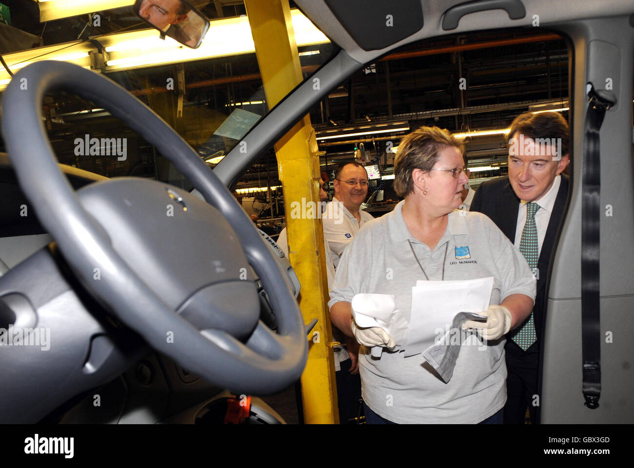 Le secrétaire d'entreprise Lord Mandelson rencontre les travailleurs et inspecte la chaîne de production lors d'une visite à l'usine GM de Luton. Banque D'Images