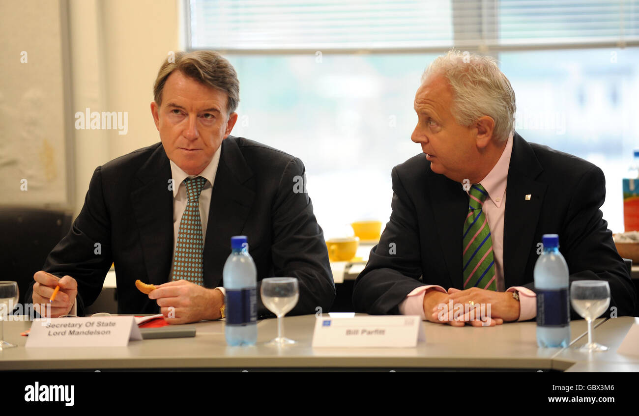 Lord Mandelson, secrétaire d'entreprise (à gauche), est assis à côté du président de GM UK, Bill Parfitt, lors d'une visite à l'usine GM de Luton. Banque D'Images