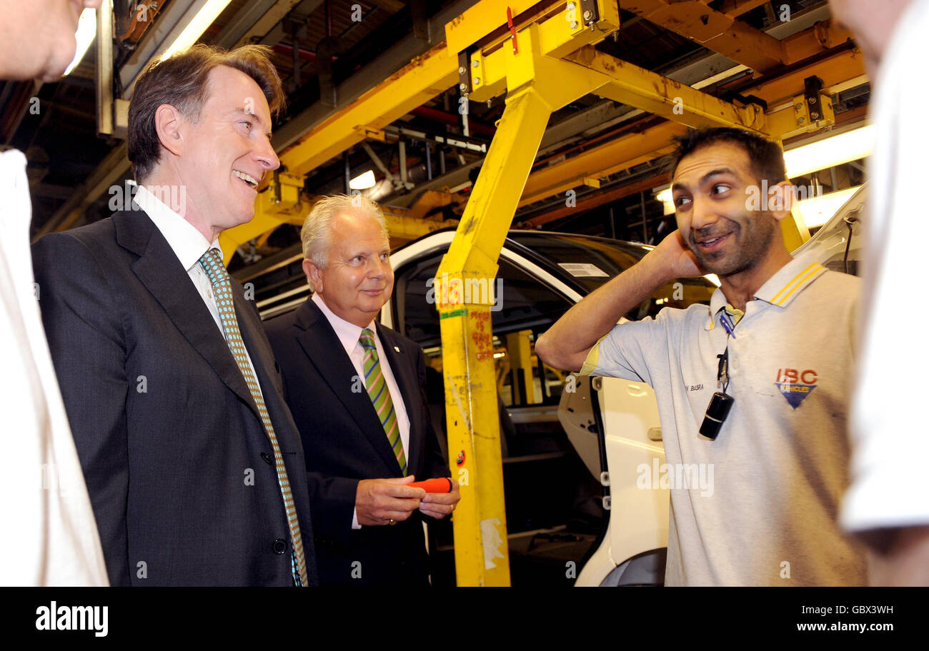 NOTEZ L'ORTHOGRAPHE MODIFIÉE DE MANDELSON. Le secrétaire d'entreprise Lord Mandelson rencontre les travailleurs et inspecte la chaîne de production lors d'une visite à l'usine GM de Luton. Banque D'Images