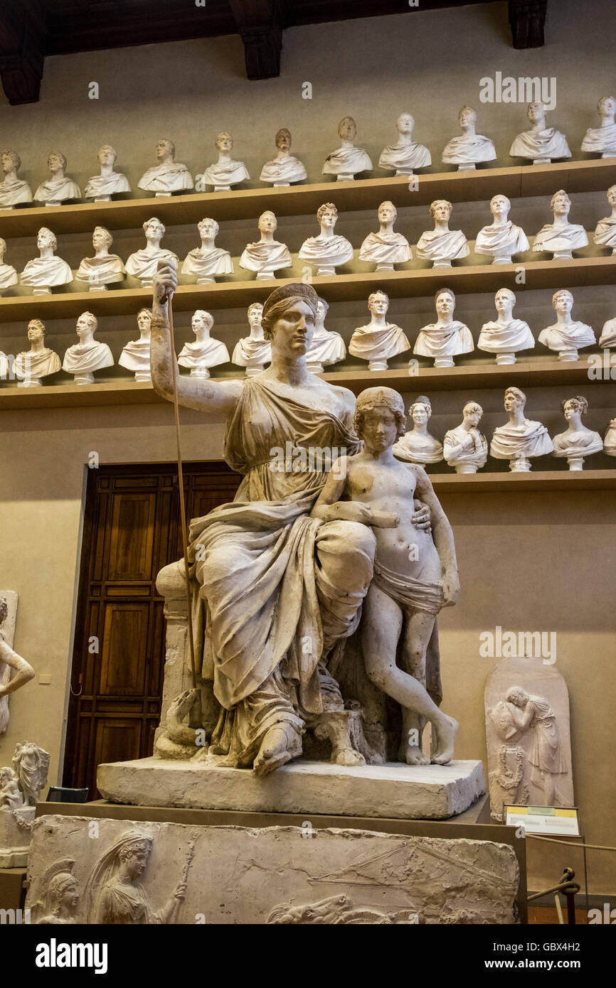 Bustes en marbre et des statues dans la salle du 19e siècle dans la Galleria dell'Academia de Florence, Italie Banque D'Images