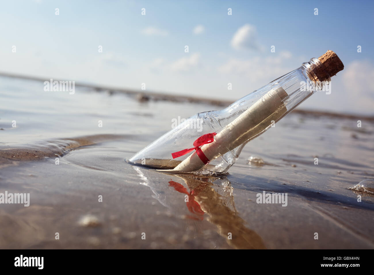 Message dans une bouteille échouée sur une plage concept pour l'aide, d'assistance et d'urgence, SOS Banque D'Images