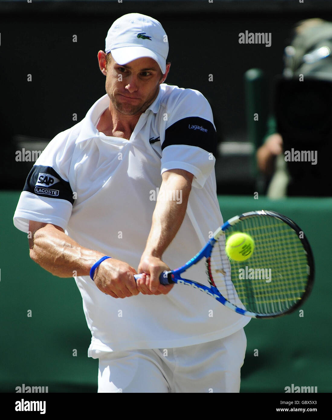 Andy Roddick des États-Unis en action contre Roger Federer de la Suisse lors de la finale masculine lors des championnats de Wimbledon au All England Lawn tennis and Croquet Club, Wimbledon, Londres. Banque D'Images