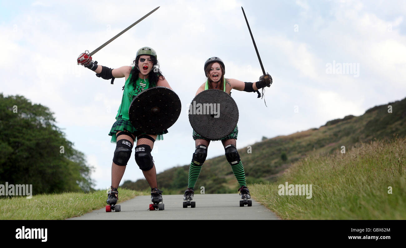 (De gauche à droite) Auld Reekie Roller Girls, Kitty Cut-gorge et Miss Savage Kat à Édimbourg, essayez les mots-clés écossais du XVIIIe siècle dans Holyrood Park. Banque D'Images