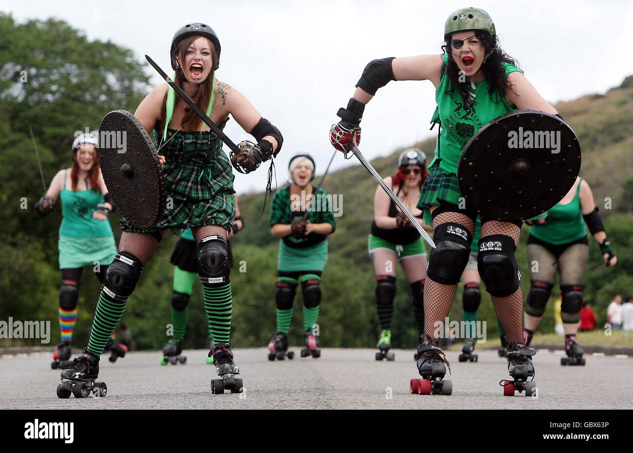 (Avant gauche à droite) Auld Reekie Roller Girls, Miss Savage Kat et Kitty Cut-gorge essayez les mots-clés écossais du XVIIIe siècle dans Holyrood Park. Banque D'Images