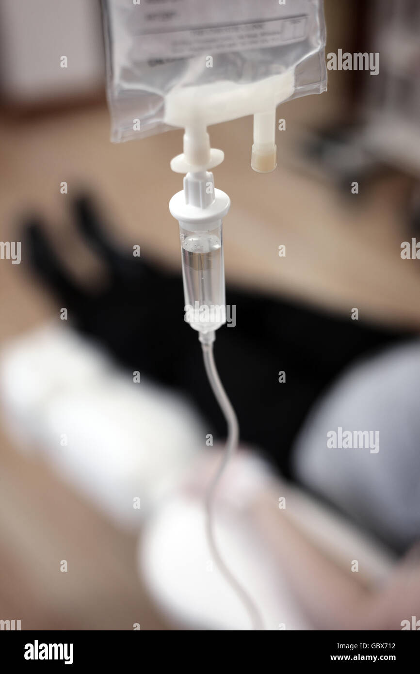 L'alimentation de la pompe à perfusion perfusion IV sur des patients se concentrent sur bras sac goutte-à-goutte intraveineux Banque D'Images