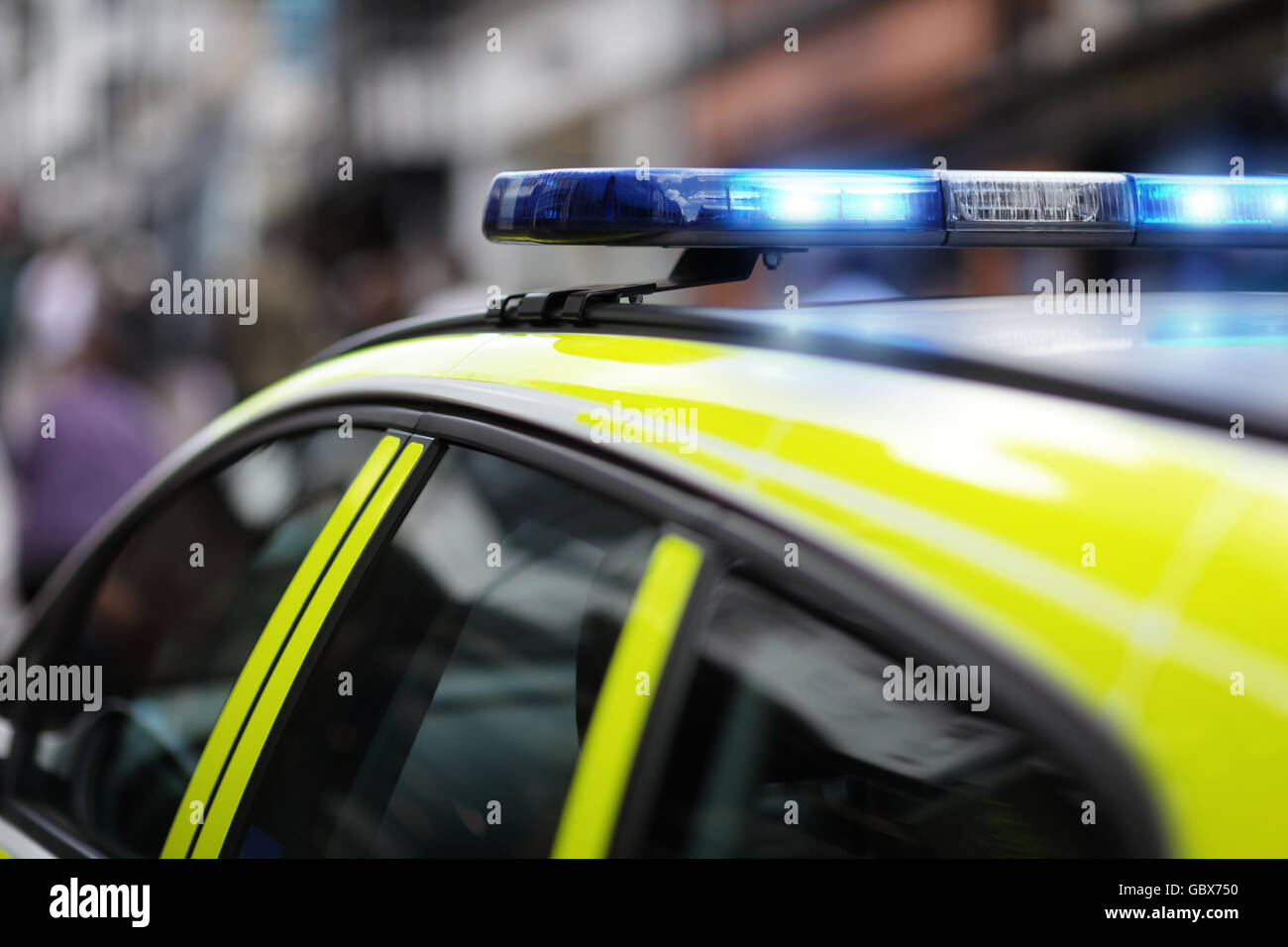 Sirène de police feux clignotant bleu au lieu de l'infraction ou d'accident Banque D'Images