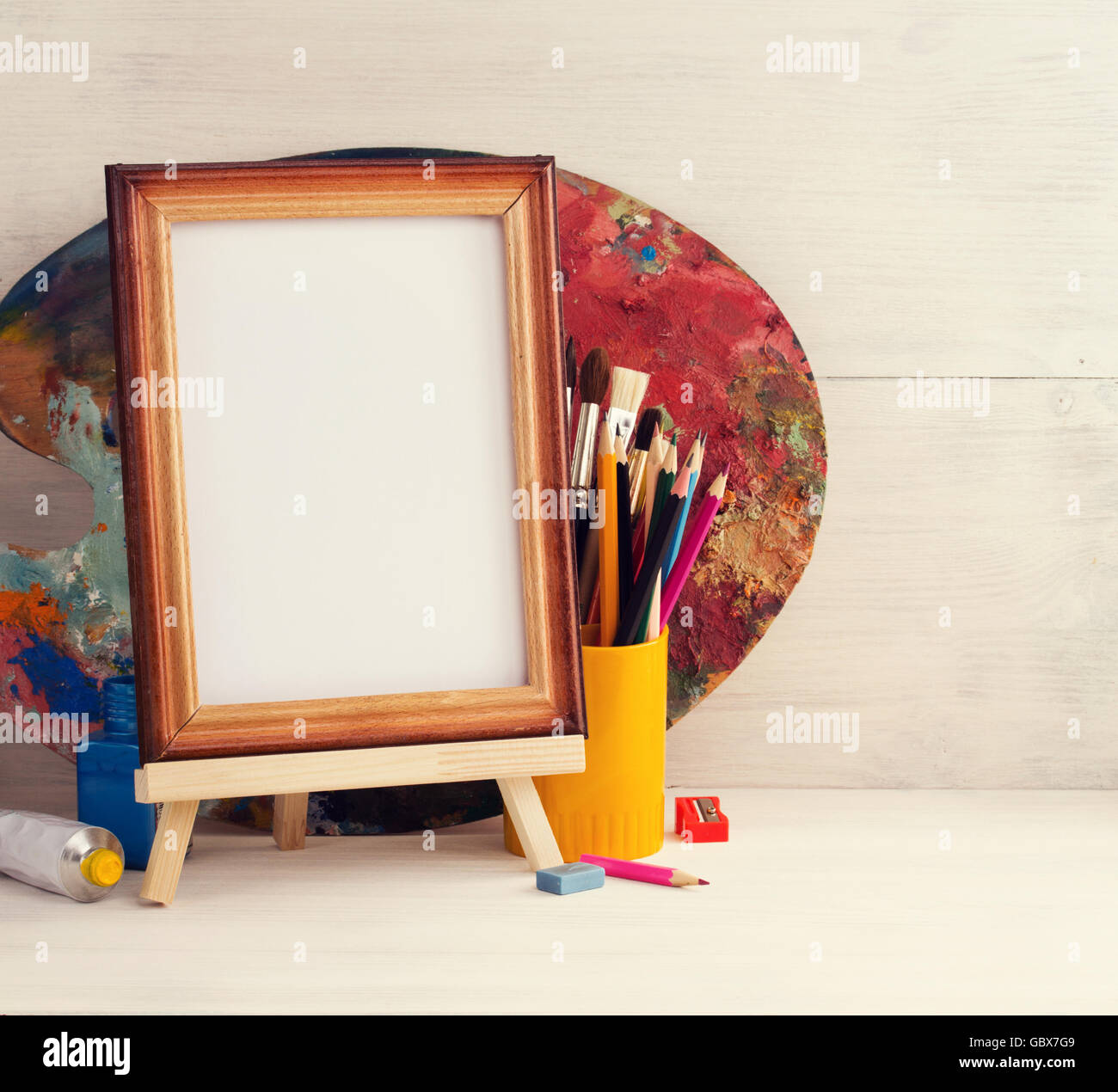 Cadre photo et peintures sur fond de bois Banque D'Images