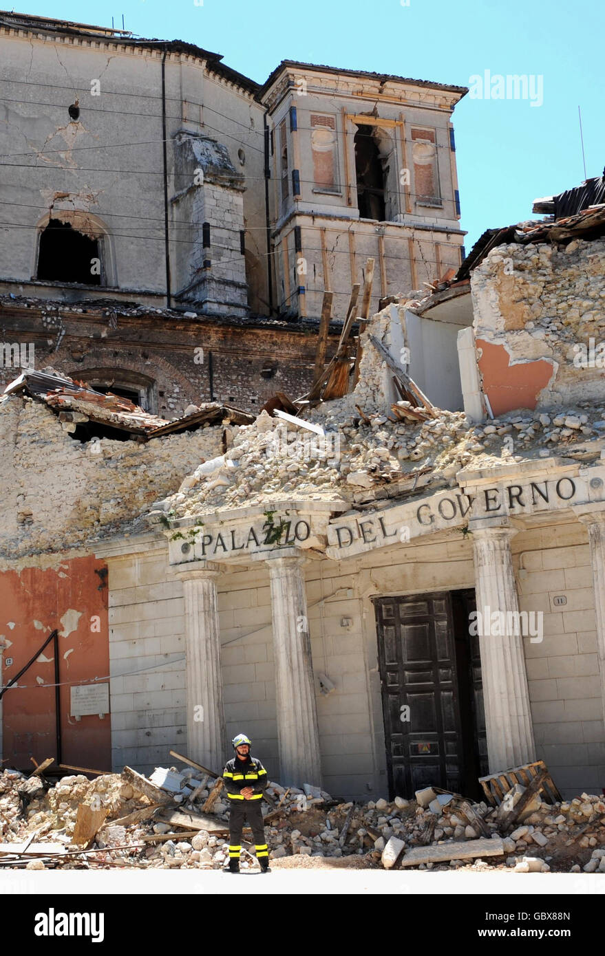Certains des dommages causés par le tremblement de terre à la ville de l'Aquila, vus lors d'une visite de la femme du Premier ministre Gordon Brown, Sarah, au cours du Sommet du G8 en Italie. Banque D'Images