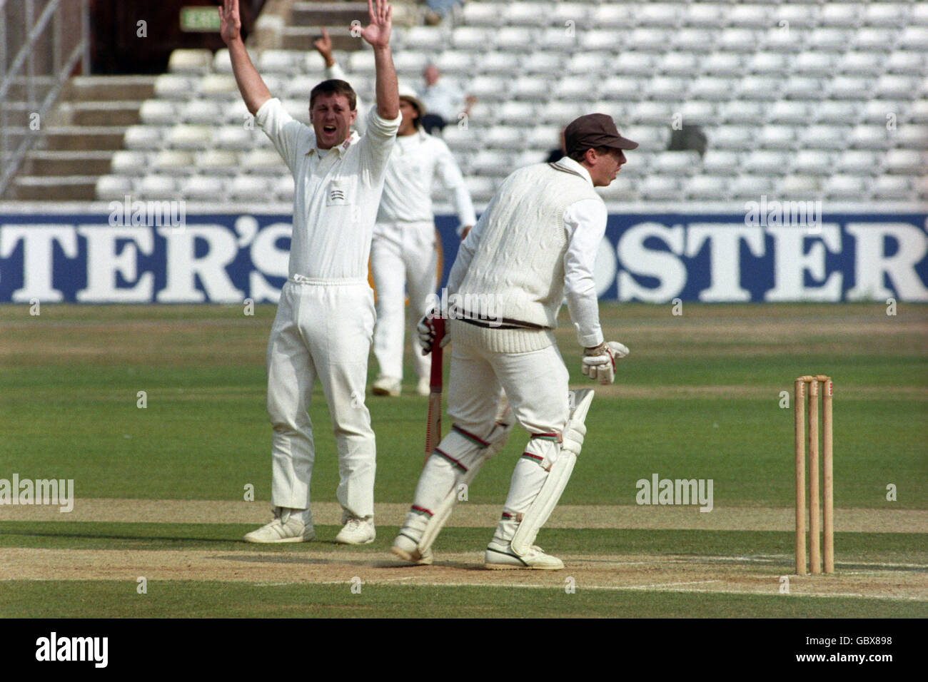 Cricket - Britannic assurance County Championship 1990 - Surrey contre Middlesex - The Oval.Middlesex fête après que David Ward de Surrey ait été pris au large de Phil Tufnell (non représenté) Banque D'Images