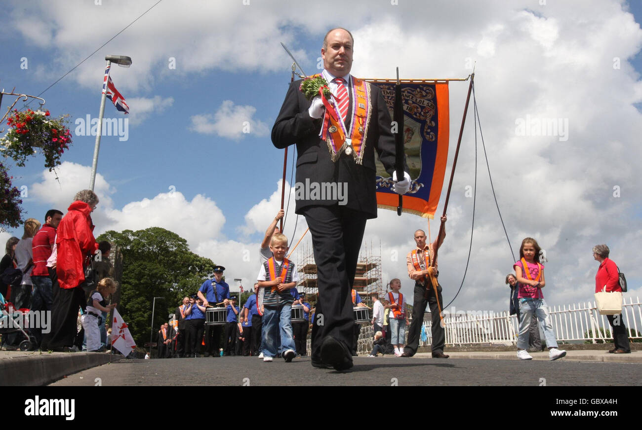 Orangemen sur la marche à Glenarm Co Antrim, Ulster pendant le 12 juillet défilent à travers l'Irlande du Nord aujourd'hui. Banque D'Images
