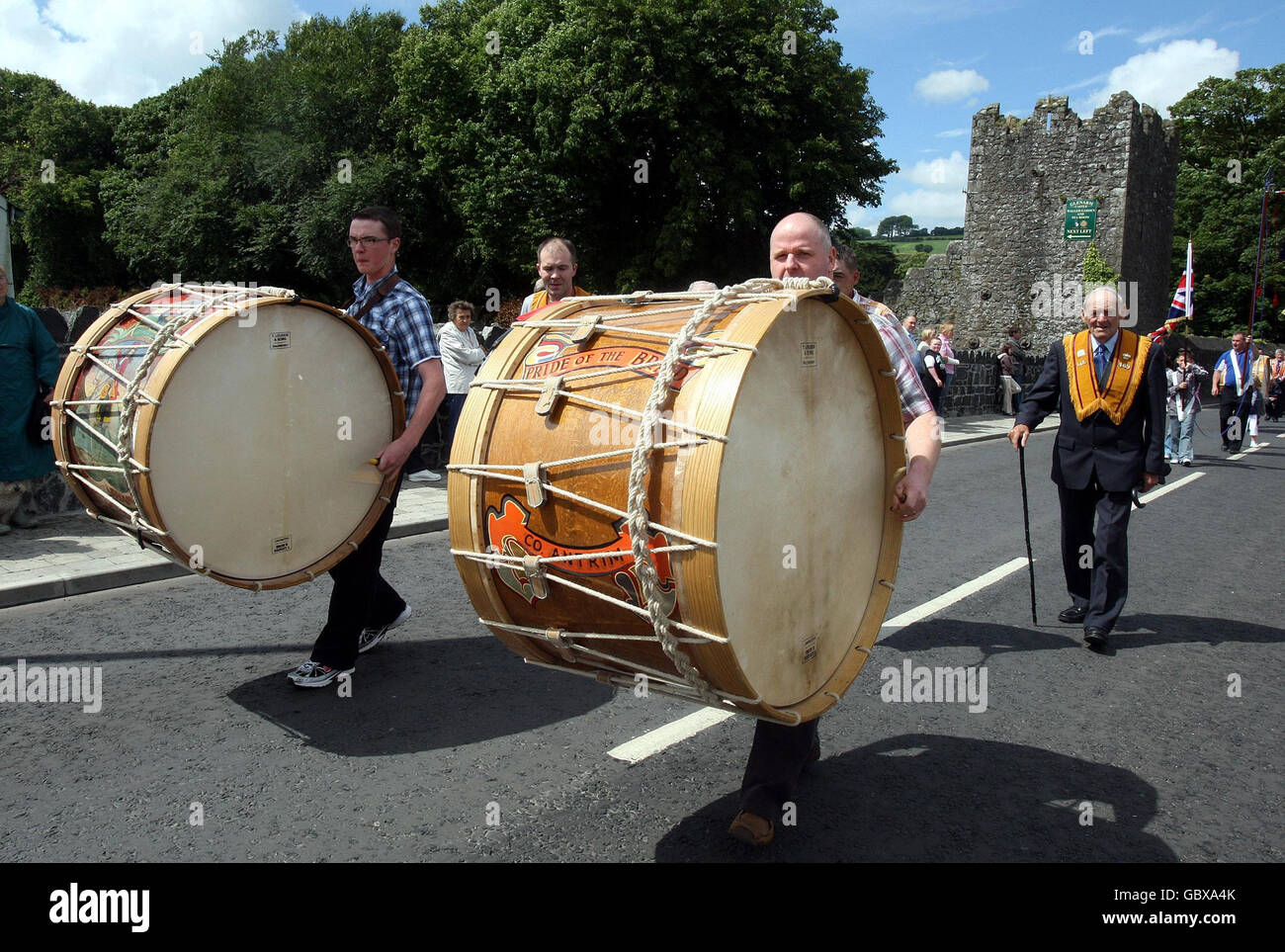 Lambeg batteur sur la marche à Glenarm Co Antrim, Ulster pendant le 12 juillet défilent à travers l'Irlande du Nord aujourd'hui. Banque D'Images