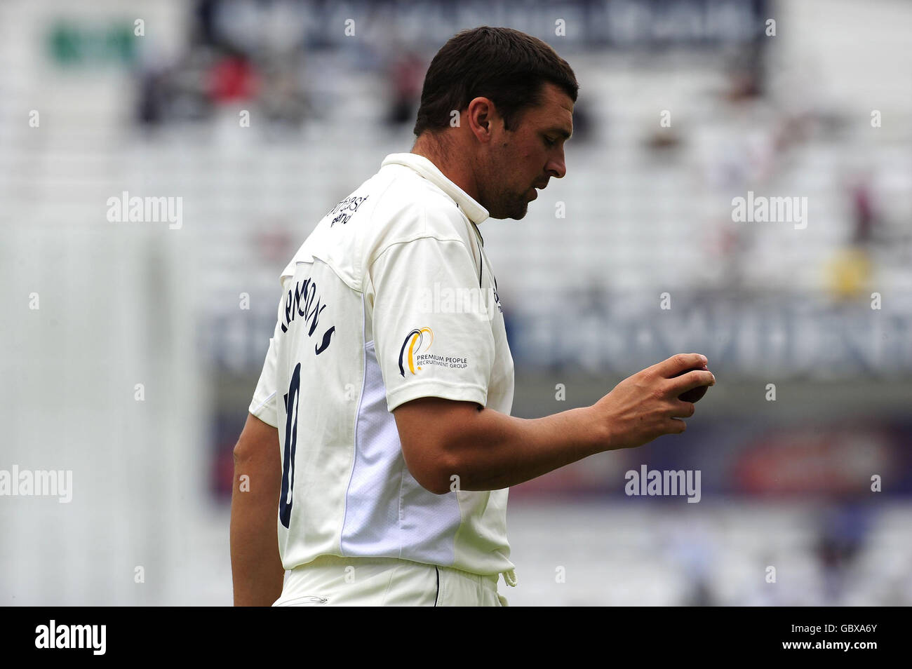 Cricket - Championnat du comté - Division un - Yorkshire / Durham - Headingley.Steve Harmison de Durham pendant le match de championnat du comté au terrain de cricket de Headingley, dans le Yorkshire. Banque D'Images