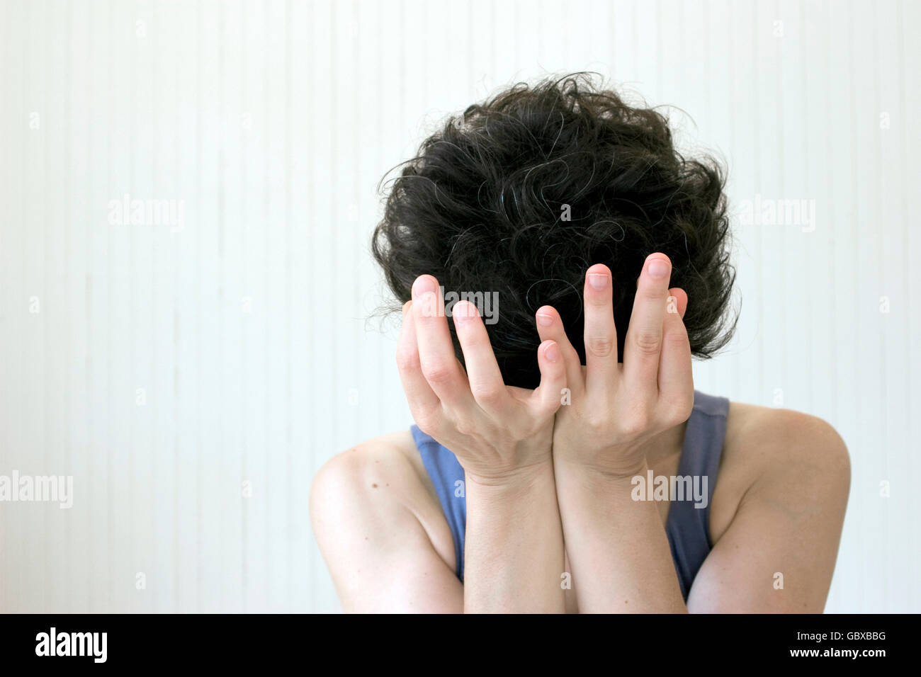Femme entre part pose (mudras) tout en faisant du yoga Banque D'Images Femme entre part pose (mudras) tout en faisant du yoga Banque D'Images