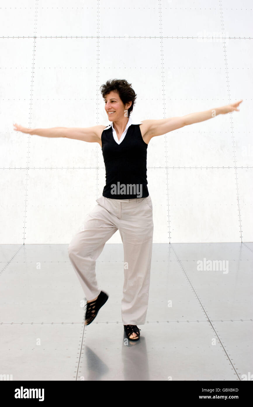 Cours de yoga pour femme en posture de l'arbre sur des panneaux en métal Banque D'Images