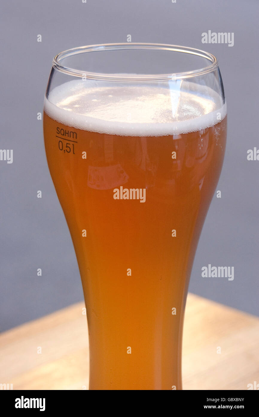 Dans une bière Weizenbier (bière de froment) verre Banque D'Images Dans une bière Weizenbier (bière de froment) verre Banque D'Images