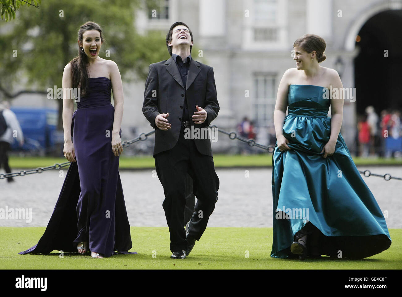 Chanteurs d'opéra (de gauche à droite) Rachel Kelly, Dean Power et Chloe Hilton de la compagnie de théâtre d'opéra lors du lancement d'un concert d'opéra caritatif en faveur de la communauté Simon au Trinity College de Dublin. Banque D'Images