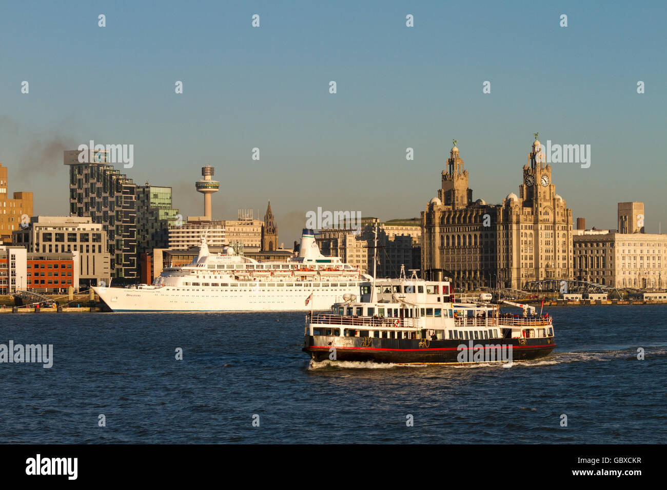 Ferry Mersey avec MV Discovery cruise ship, Liverpool, Angleterre Banque D'Images