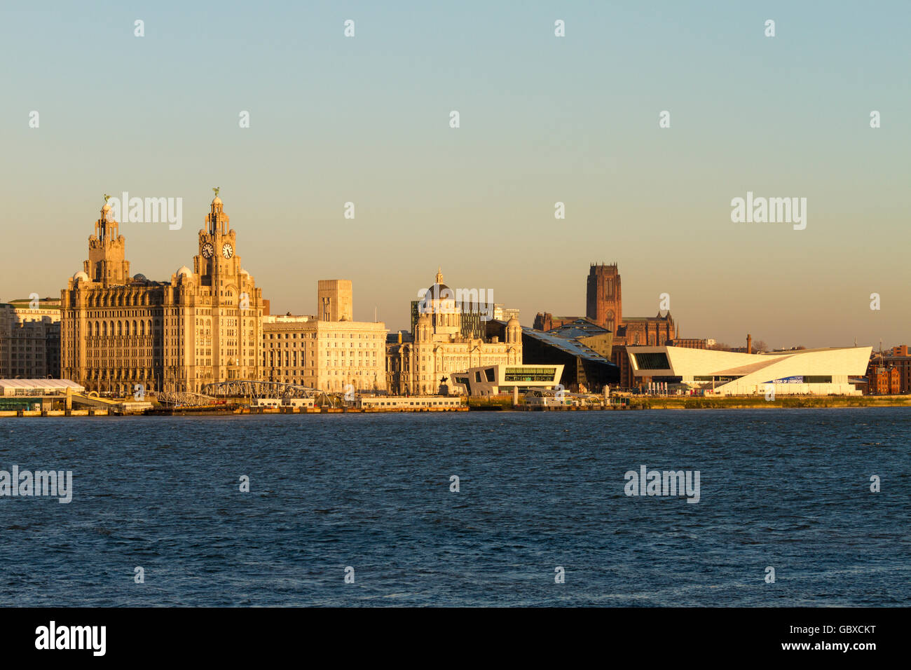 Les bâtiments du foie et Liverpool waterfront skyline, Angleterre Banque D'Images