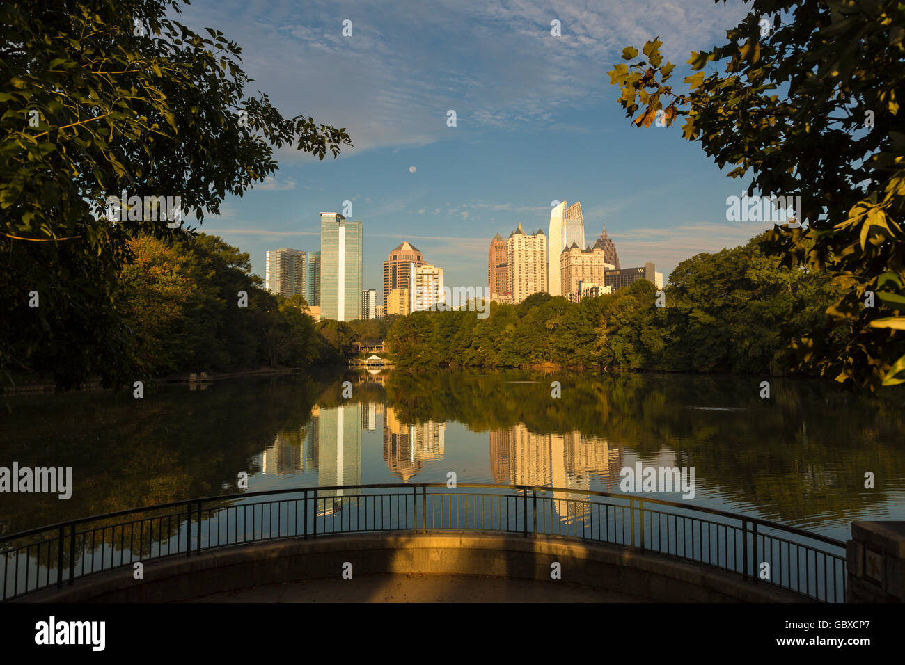 Atlanta skyline avec de l'eau réflexions Piedmont Park, États-Unis Banque D'Images