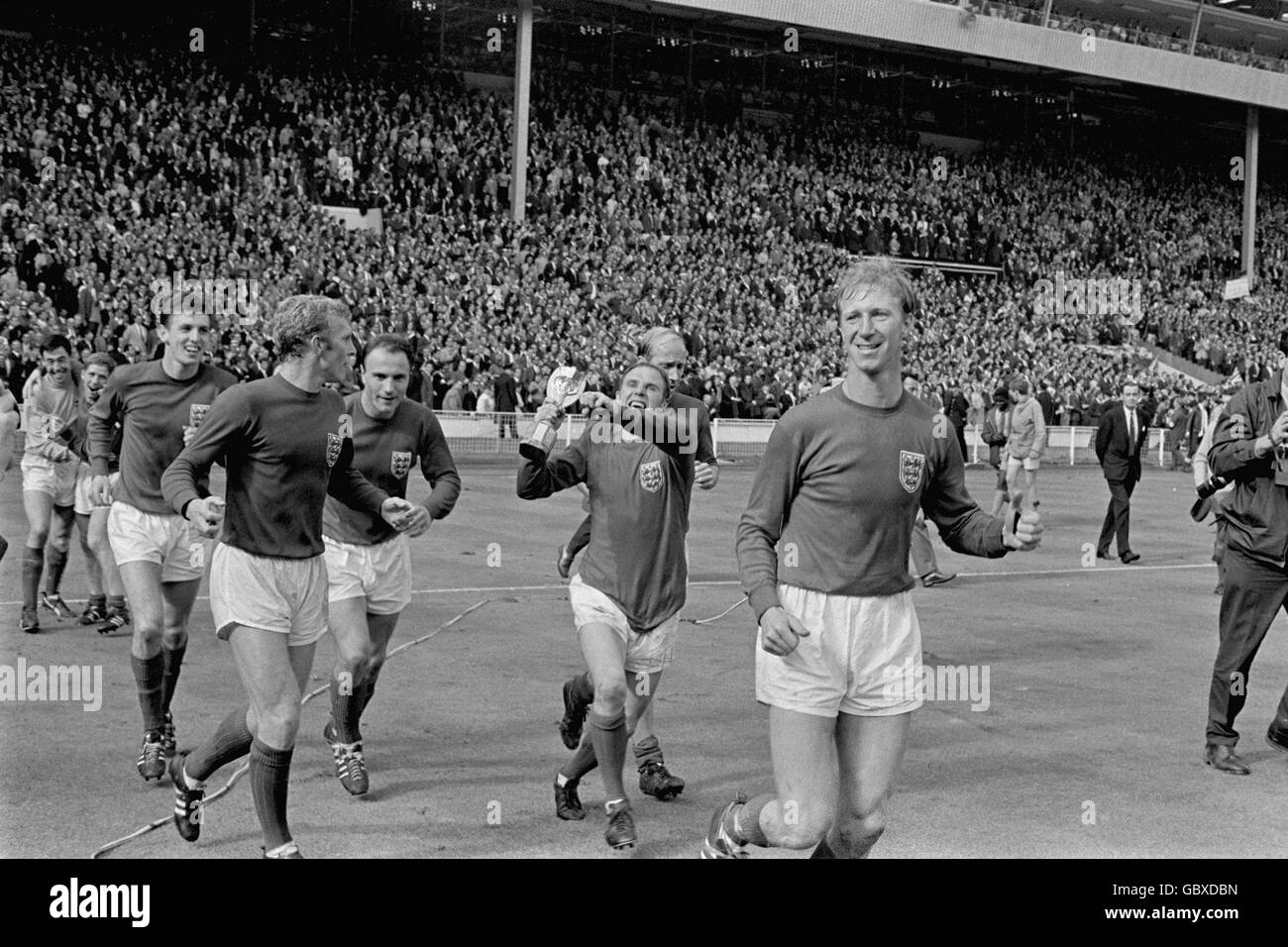 Des joueurs d'Angleterre jubilants défilent autour de Wembley après leur victoire 4-2 : (l-r) Gordon Banks, Alan ball, Martin Peters, Bobby Moore, George Cohen, Ray Wilson, Bobby Charlton, Jack Charlton Banque D'Images