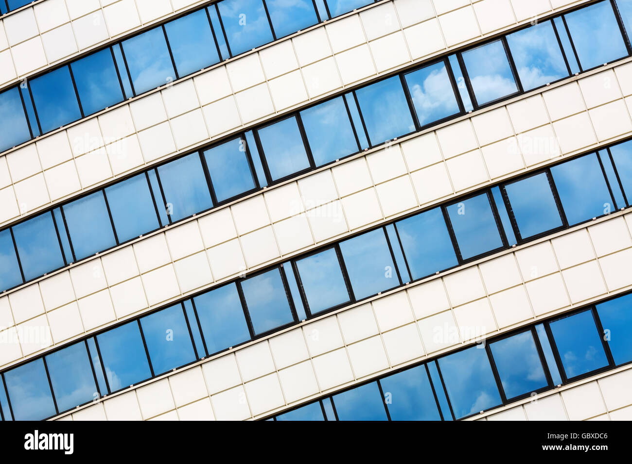 Close-up de l'architecture moderne. Bâtiment industriel d'acier et de verre. Reflet de ciel bleu avec des nuages dans le windows. Banque D'Images