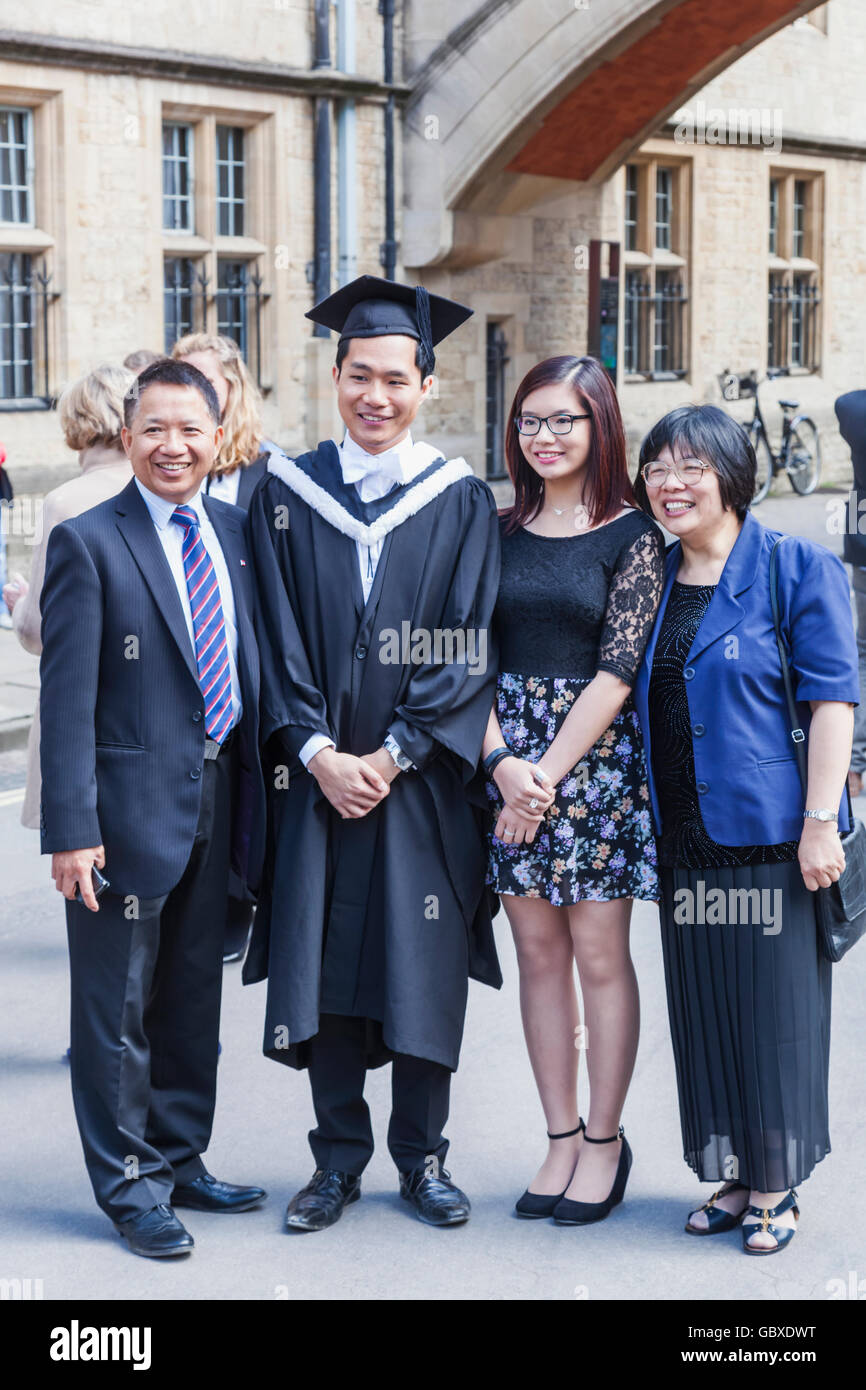 L'Angleterre, l'Oxfordshire, Oxford, Student asiatiques nouvellement diplômée en famille Banque D'Images