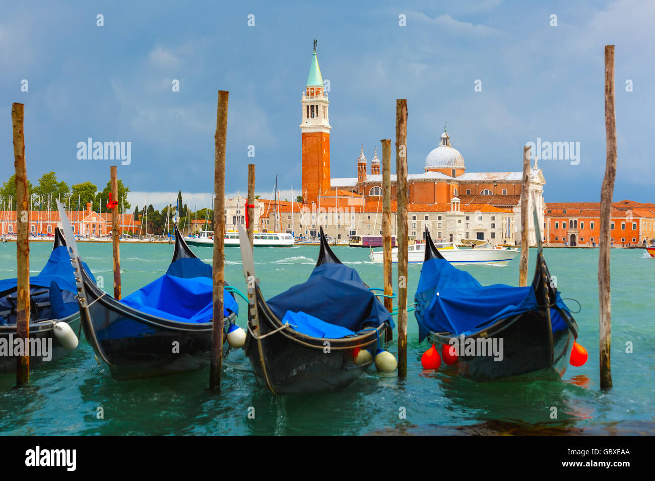 Gondoles de lagune de Venise après la tempête, Italia Banque D'Images