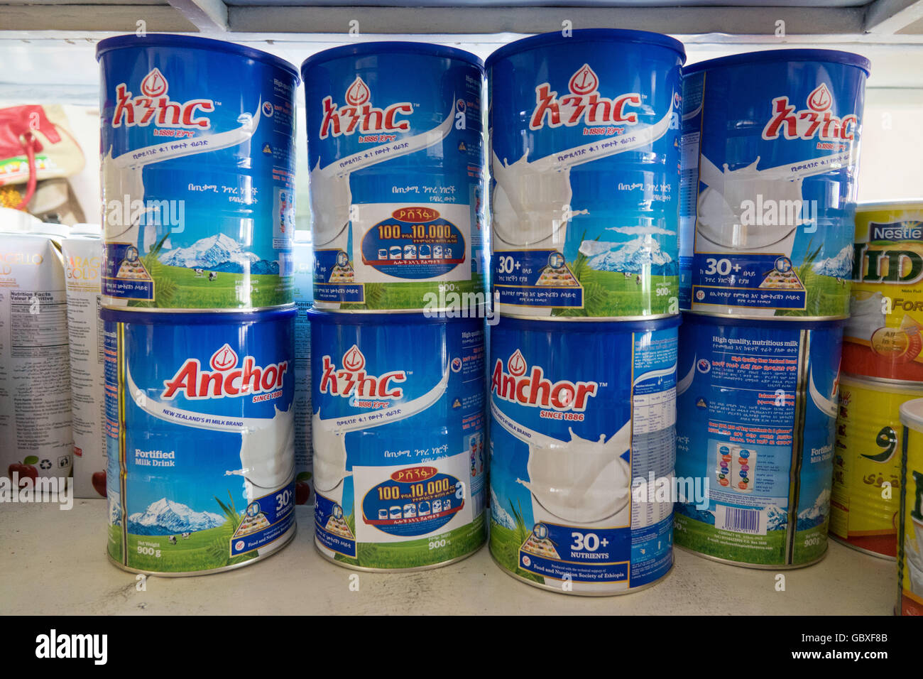 Boîtes de poudre de lait Anchor en provenance de Nouvelle-Zélande vendues dans un supermarché à Gondar, Ethiopie Banque D'Images