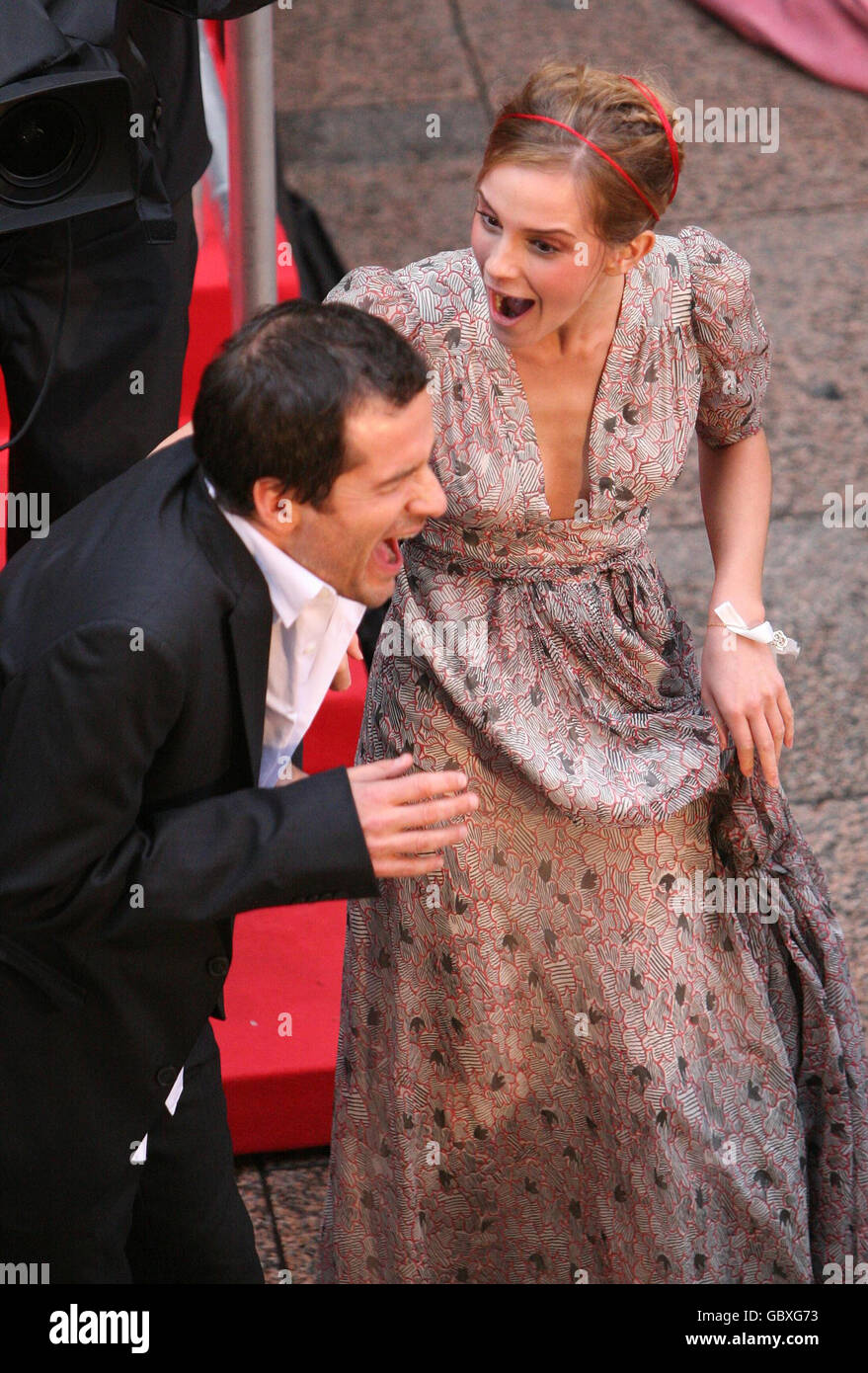 Emma Watson et l'invité arrivant pour la première mondiale de Harry Potter et le Prince de sang-mêlé à l'Odeon Leicester Square, Londres. Banque D'Images