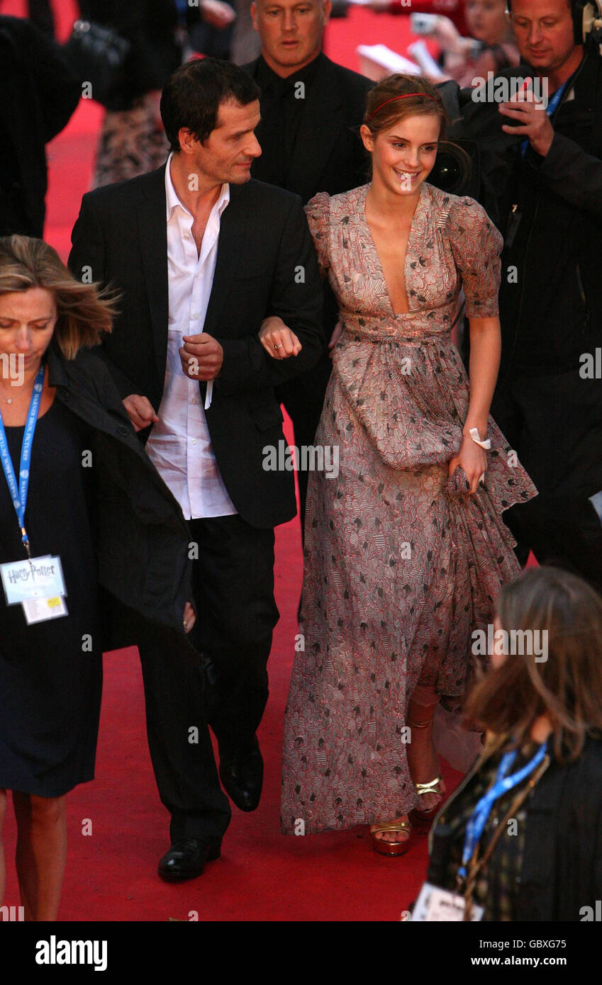 Emma Watson et l'invité arrivant pour la première mondiale de Harry Potter et le Prince de sang-mêlé à l'Odeon Leicester Square, Londres. Banque D'Images