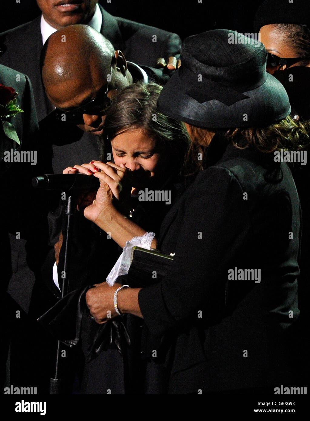 La famille Jackson Randy Jackson, Paris Katherine Jackson et Rebbie Jackson parlent au service commémoratif de Michael Jackson au Staples Center de Los Angeles. Banque D'Images