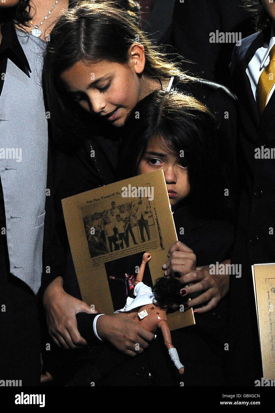 La fille de Michael Jackson Paris Jackson (en haut) tient son frère le Prince Michael Jackson II (également connu sous le nom de Blanket) à un service commémoratif pour leur père, la légende musicale Michael Jackson au Staples Center de Los Angeles. Banque D'Images