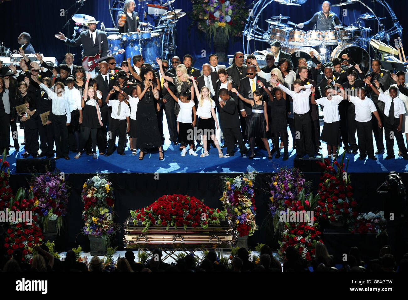 Finale avec Andrae et Sandra Crouch Youth Choir sur scène pour la finale « We Are the World/Heal the World » du Memorial Service au Staples Center de Los Angeles. Banque D'Images