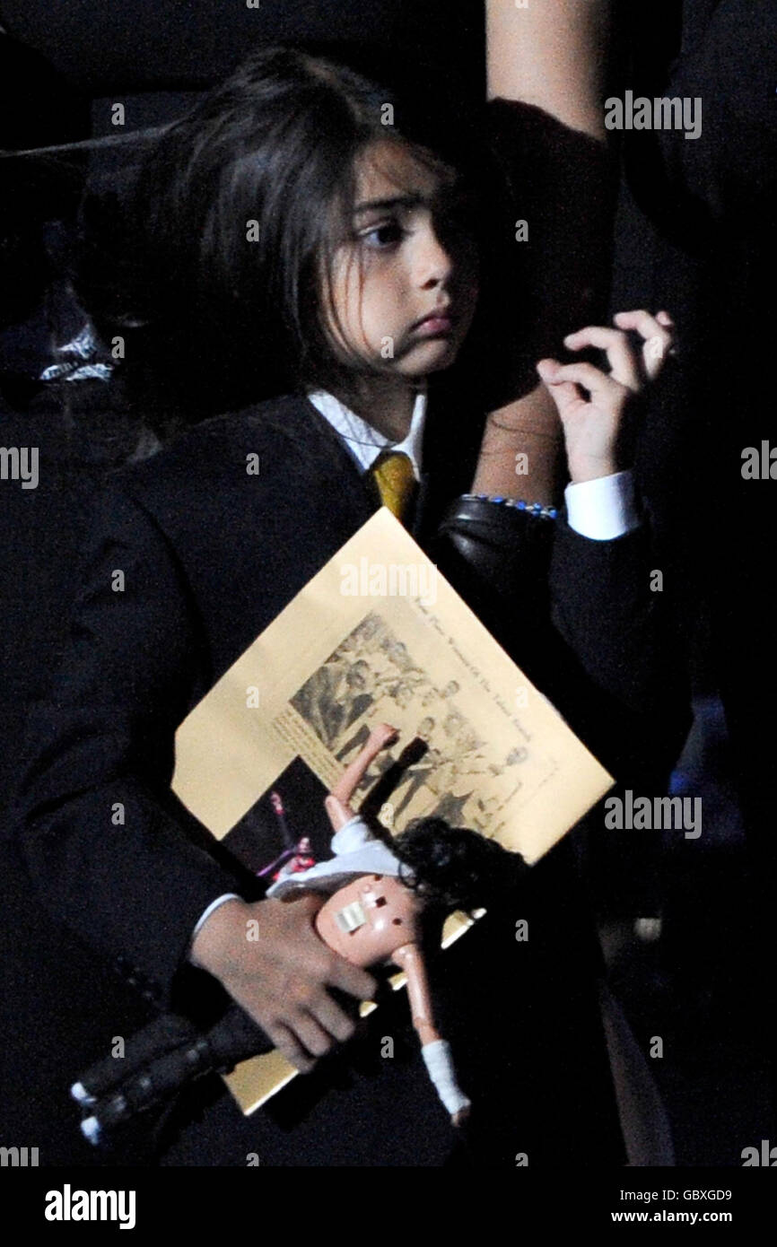 Le Prince Michael Jackson II (AKA Blanket) assiste au service commémoratif de son père Michael Jackson au Staples Center de Los Angeles. Banque D'Images