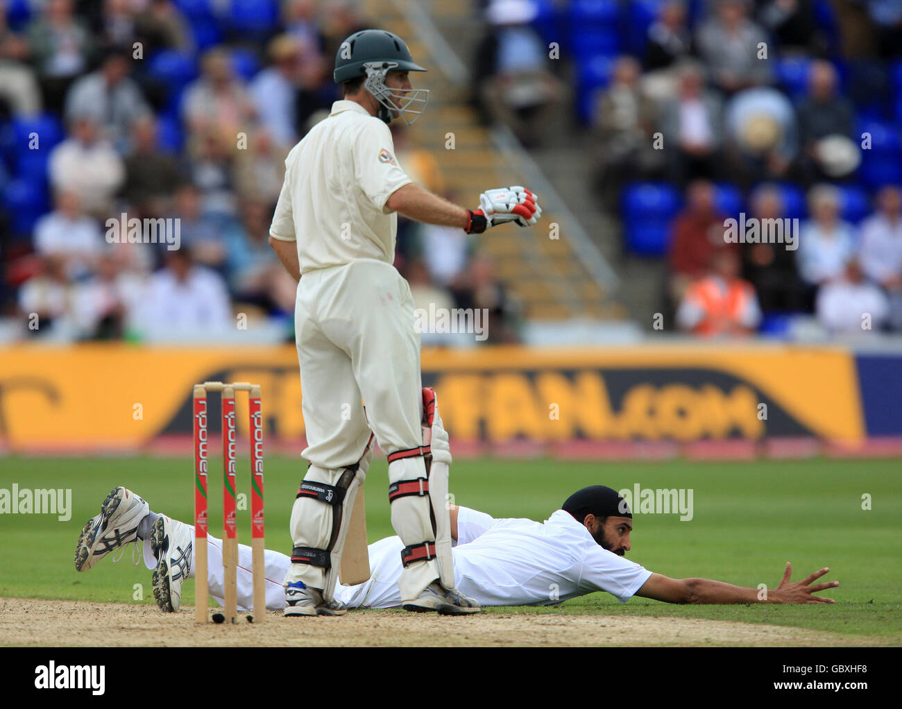 Cricket - les Ashes 2009 - npower First Test - Angleterre / Australie - deuxième jour - Sophia Gardens.Le Monty Panesar d'Angleterre est laissé sur le sol après avoir essayé de faire le ballon Banque D'Images