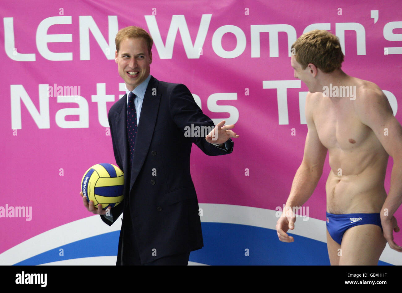 Le Prince William partage une blague avec le joueur de grand Briain Tom Curwen avant de lancer le ballon pour lancer le match de Grande-Bretagne contre la Slovaquie lors du LEN Women's European Nations Trophée au Manchester Aquatics Center, Manchester. Banque D'Images