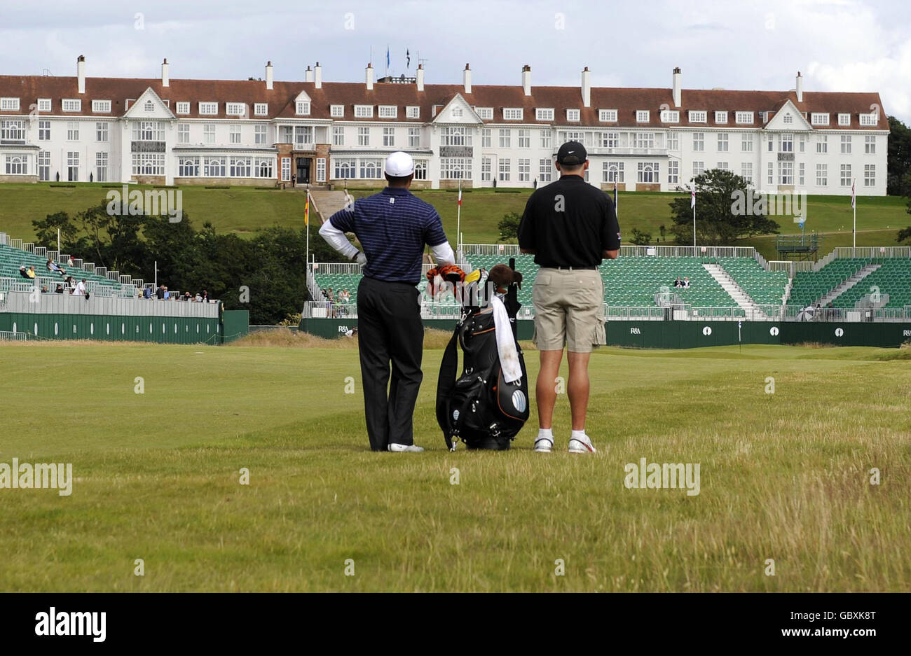 Le Tiger Woods des États-Unis attend de jouer son deuxième tir au 18e vert pendant le cycle d'entraînement au Turnberry Golf Club, Ayrshire. Banque D'Images