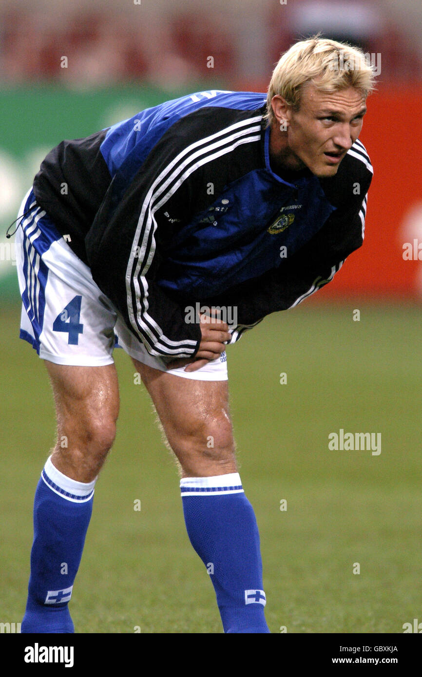 Football - qualification de la coupe du monde de la FIFA 2006 - Groupe un - Hollande / Finlande.Le Sami Hyypia de Finlande se réchauffe avant le match Banque D'Images