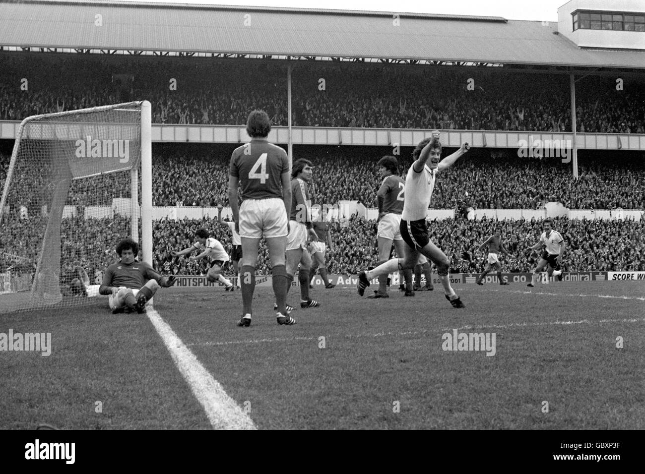 Peter Taylor (deuxième l) de Tottenham Hotspur, Glenn Hoddle (troisième r) et Jim Holmes (r) célèbrent le but gagnant, marqué par Don McAllister (caché), à la déception de Bolton Wanderers' Seamus McDonagh (l), Roy Greaves (troisième l), Tony Dunne (quatrième l), Sam Allardyce (cinquième l), Paul Jones (quatrième r)Et Frank Worthington (deuxième r) Banque D'Images