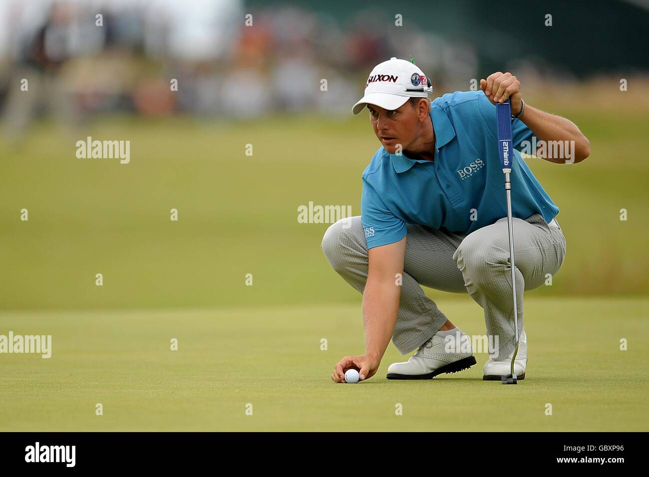 Henrik Stenson fait la queue sur le green lors de la première journée du championnat Open au Turnberry Golf Club. Banque D'Images