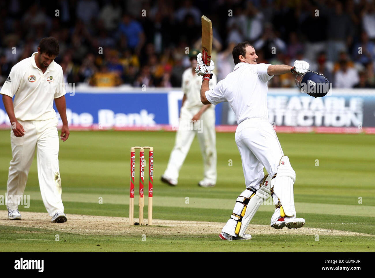 Andrew Strauss, en Angleterre, célèbre son siècle lors du premier jour du deuxième match du npower Test à Lord's, Londres. Banque D'Images