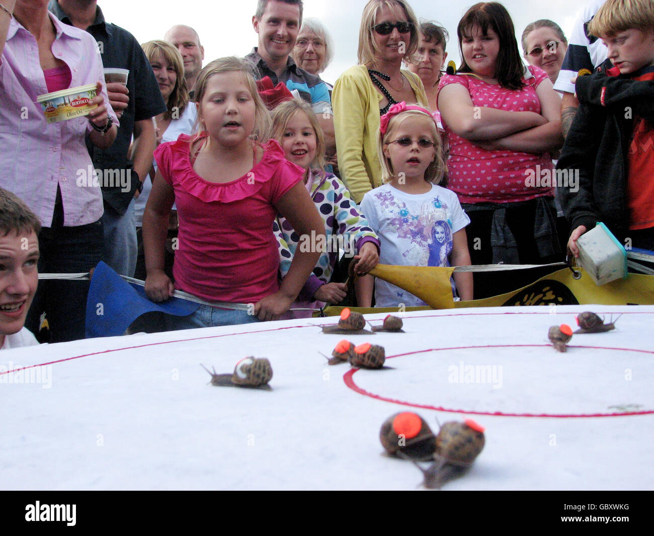 Les spectateurs regardent les escargots se rendre à la grille de départ aux championnats du monde de course d'escargots à Congham Church Fete, près de Kings Lynn, Norfolk. Banque D'Images