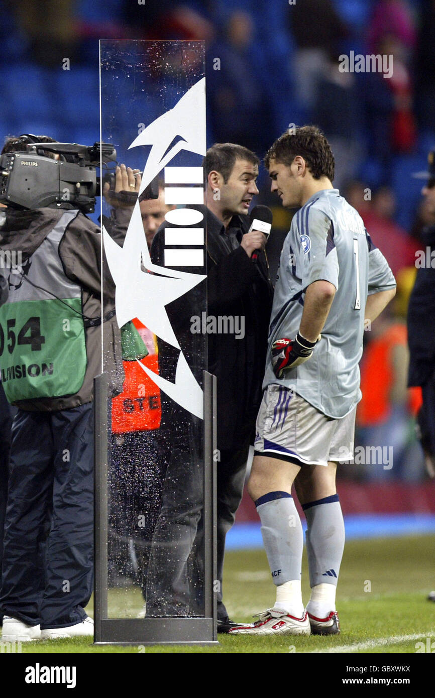 Football - Ligue des champions de l'UEFA - Groupe B - Real Madrid / Dynamo Kiev.Le gardien de but du Real Madrid, Iker Casillas (r), conduit un entretien post-match Banque D'Images