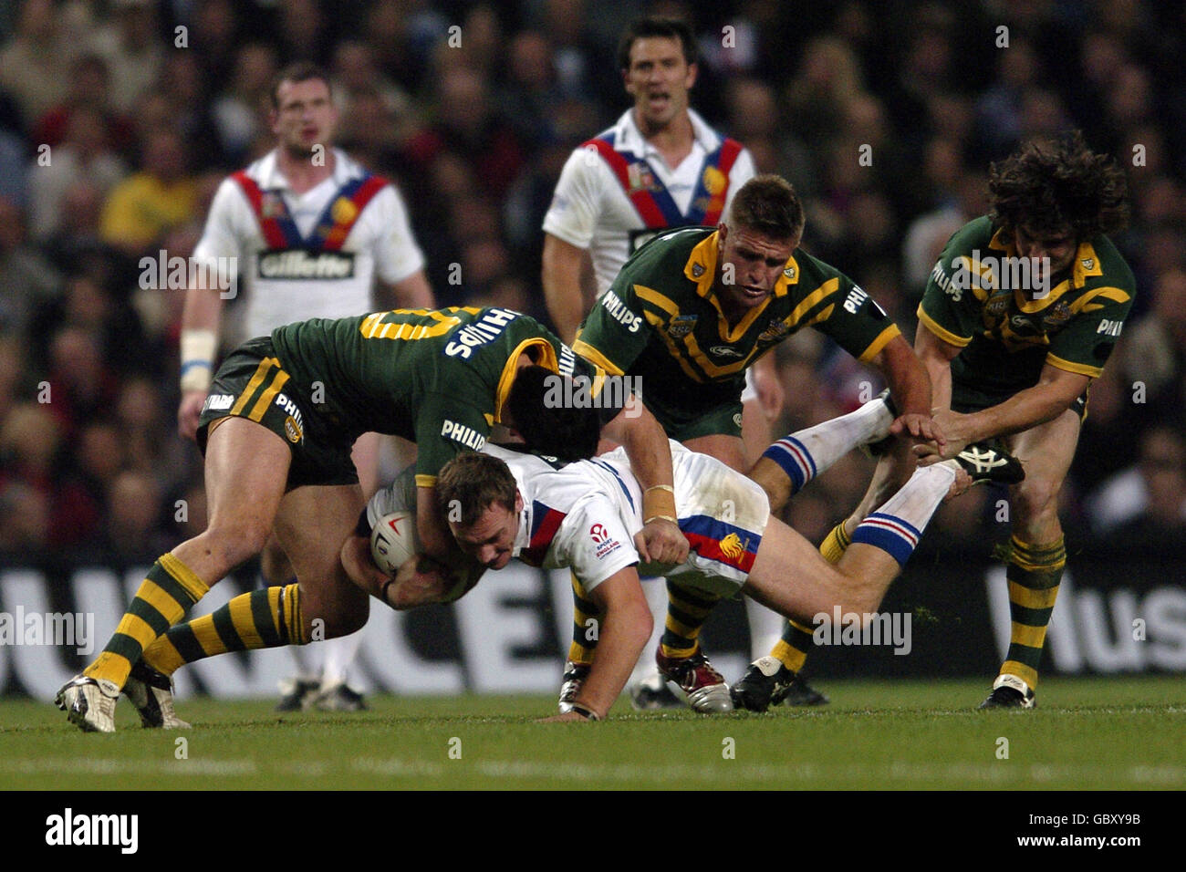 Rugby League - Gillette Tri-Nations - Grande-Bretagne / Australie.Jamie Peacock, en Grande-Bretagne, est bouledosée par Jason Ryles (l), Shane Webcke (c) et Nathan Hyndmarsh (r), en Australie. Banque D'Images