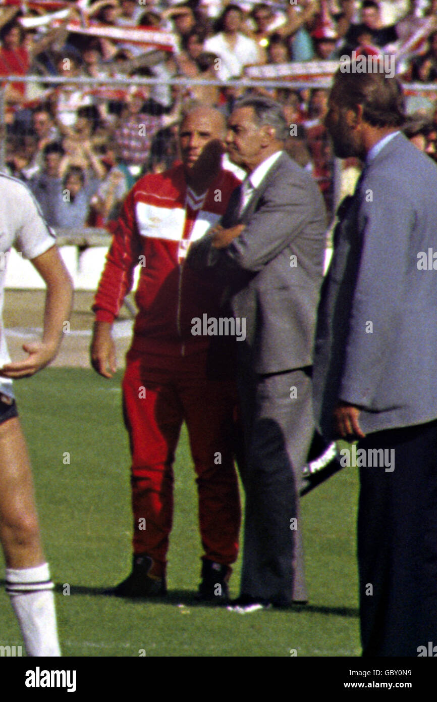 Joe Fagan (r), directeur de Liverpool, discute avec l'entraîneur Ronnie Moran (l) après la perte de leurs équipes de 2-0 à Manchester United Banque D'Images