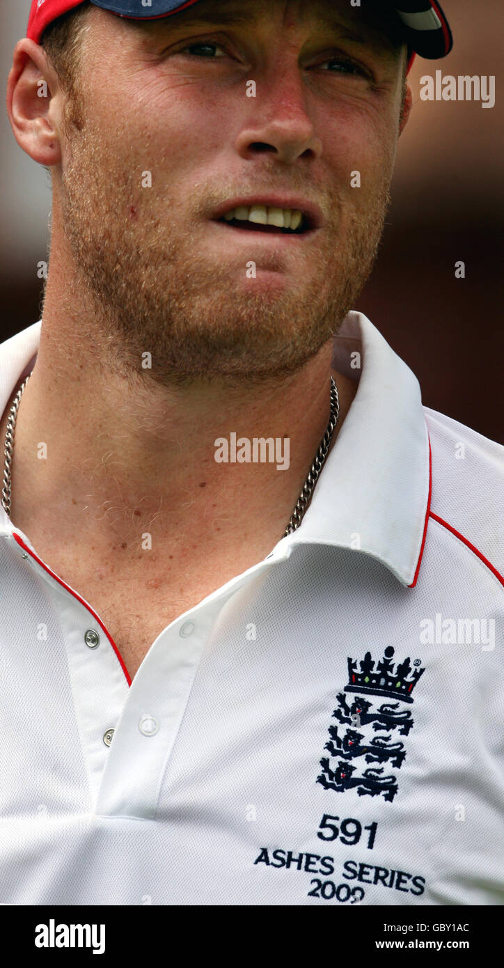 Cricket - les cendres 2009 - npower second Test - cinquième jour - Angleterre v Australie - Lord's.Andrew Flintooff, de l'Angleterre, à la presention de l'homme de match après la victoire sur l'Australie lors du deuxième match du npower Test à Lord's, Londres. Banque D'Images