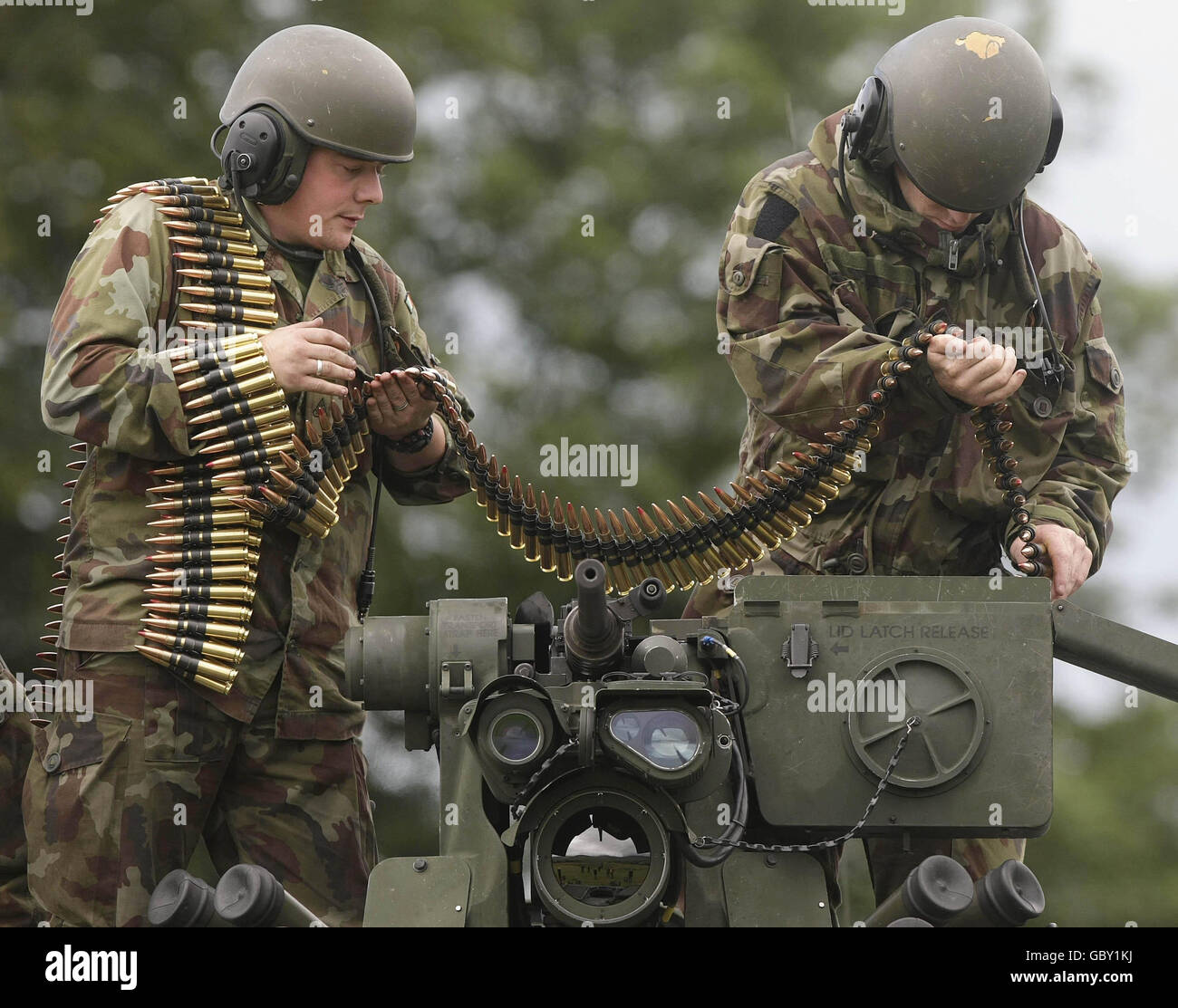 Les soldats chargent des balles lourdes de 12.7 mm dans un véhicule de reconnaissance à courte portée mowag lors des préparatifs en vue du déploiement au Tchad en septembre dans le Glen of Imaal Co Wicklow. Banque D'Images