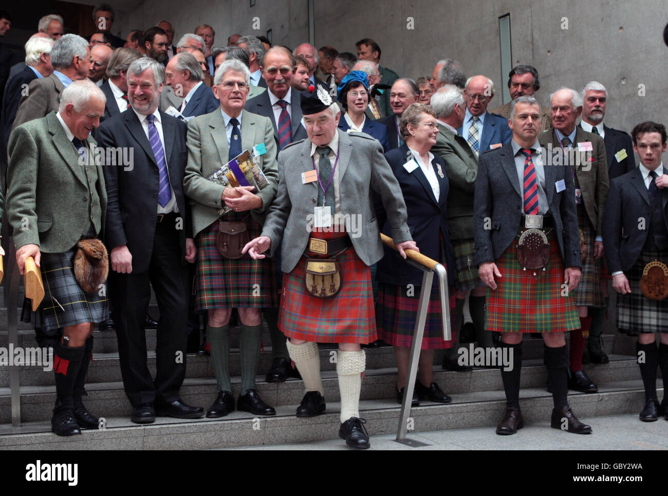 Les membres du clan à l'extérieur du Parlement écossais à Édimbourg à la Convention Clan. Une centaine de chefs de Clan écossais se rassembleront pour une convention de Clan dans le cadre du week-end de rassemblement dans la ville. Banque D'Images