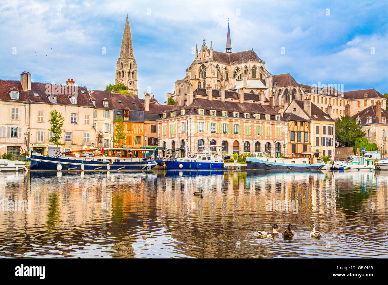 Belle vue sur la ville historique d'Auxerre avec rivière (Yonne, Bourgogne, France Banque D'Images