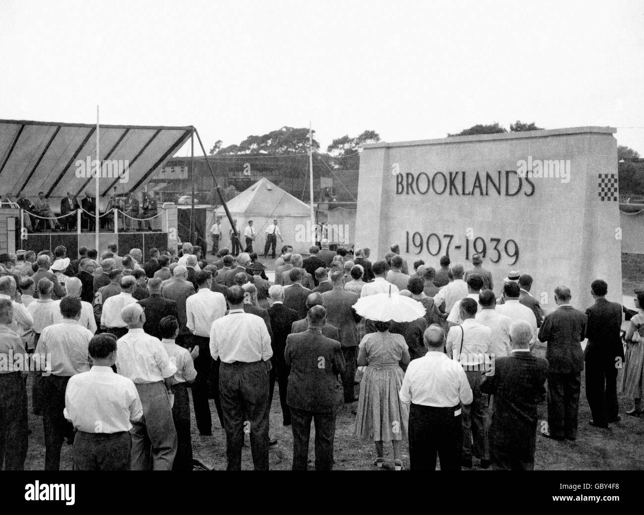 Un mémorial de 31 pieds de long à Brooklands comme centre de course automobile après son dévoilement à Brooklands par Lord Brabazon à l'occasion de l'anniversaire du Jubilé d'or de la première réunion sur la piste le 6 juillet 1907. Lord Brabazon était l'un des concurrents de la première course. Banque D'Images